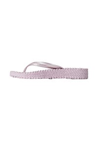Roze geweven teenslipper met glinsterende banden en een gestructureerde dikke zool, weergegeven in zijaanzicht op een witte achtergrond.