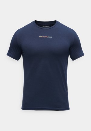 Tmavomodré tričko s krátkym rukávom a okrúhlym výstrihom s malým centrálnym logom Emporio Armani v zlatej a červenej farbe na hrudi.