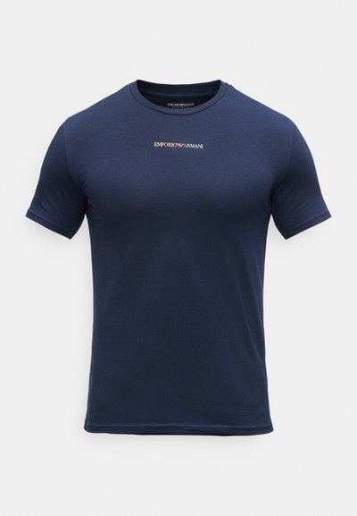 Μπλε ναυτικό κοντομάνικο T-shirt με στρογγυλή λαιμόκοψη και μικρό κεντρικό λογότυπο Emporio Armani σε χρυσό και κόκκινο στο στήθος.