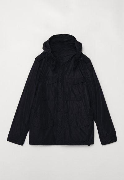 Dunkelblau wasserdichte Jacke mit Kapuze, zwei großen Vorderaschen, Reißverschluss und verstellbaren Manschetten; zeichnet sich durch eine glatte, glänzende Textur aus.