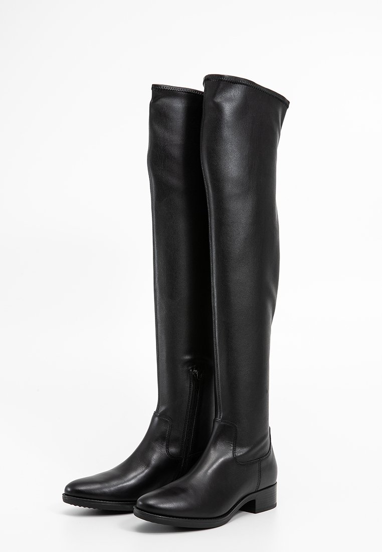Zwarte laarzen tot boven de knie van glad leer met een platte hak. Voorzien van een zijrits en een aansluitend ontwerp voor een stijlvolle uitstraling.