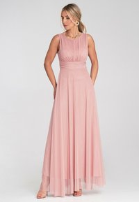 Langes, ärmelloses pinkes Kleid mit gerafftem Taillenbereich, fließendem Rock und transparenter Überlage. Es hat einen runden Ausschnitt und eine glatte Stoffstruktur.