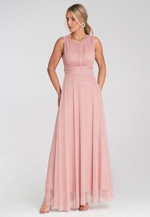 Langes, ärmelloses pinkes Kleid mit gerafftem Taillenbereich, fließendem Rock und transparenter Überlage. Es hat einen runden Ausschnitt und eine glatte Stoffstruktur.