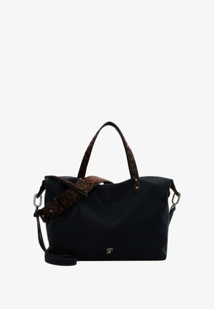 Melna rokas soma ar gludu tekstūru, ar diviem rokturiem un leopardu raksta regulējamu siksnu. Redzami sudraba aksesuāri.