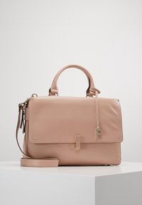 Rosa läderhandväska med en strukturerad form, gyllene detaljer, ett handtag på toppen och en avtagbar axelrem. Har en kläpp som stängning.