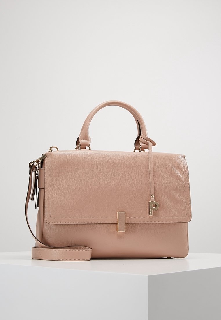 Rosa läderhandväska med en strukturerad form, gyllene detaljer, ett handtag på toppen och en avtagbar axelrem. Har en kläpp som stängning.