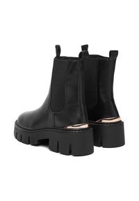 Czarne skórzane botki Chelsea z elastycznymi bokami, masywną platformą i metalicznymi akcentami na obcasie. Gładka tekstura i trwały design.