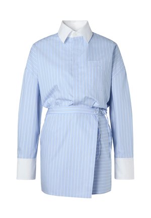 Camisa de rayas azul y blanca con mangas largas, un cuello blanco y cintura atada. Presenta un bolsillo en el pecho y un diseño de corte relajado.