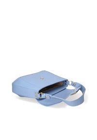 Lichtblauwe leren handtas met een gestructureerd ontwerp, voorzien van een goudkleurige drukknoopsluiting en een verstelbare schouderband. De open klep onthult de binnenkant.