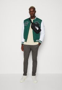 Nike Sportswear TEE - Paprasti marškinėliai - rattan