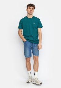 REVOLUTION Camiseta básica - petrol