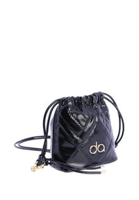 Bolso de drawstring de cuero negro acolchado con branding dorado. Presenta una forma redondeada, una correa delgada ajustable y acentos de hardware dorados.