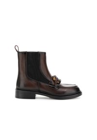 Botas de cuero marrón hasta el tobillo con paneles elásticos, suela plana y un acento decorativo de cadena en la parte delantera. Textura suave y diseño elegante.