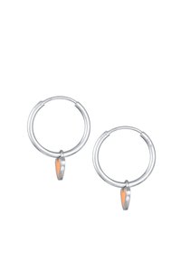 Boucles d'oreilles en argent avec une finition lisse, présentant un petit charm en forme de cœur orange attaché à chaque boucle.