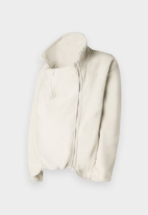 Casaco de felpa branco com um colarinho alto, fecho frontal em zíper e um pequeno bolso com zíper no peito. Textura suave e corte descontraído.