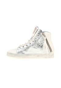 Strieborné vysoké tenisky s bielymi akcentmi, textúrovaná koža, bočný zips a svetlá gumená podrážka s vyrazenými mierami na boku.