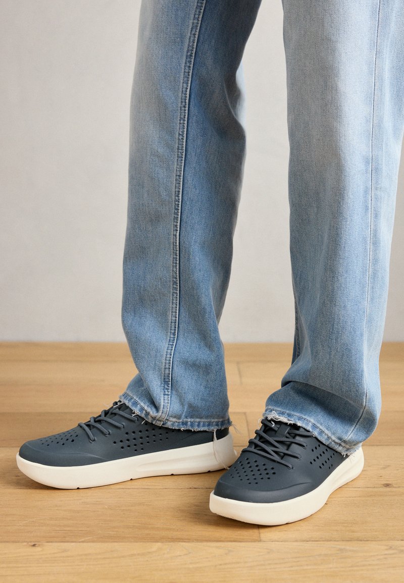 Crocs INMOTION PACER - Trainers - navy/white/blue - Zalando