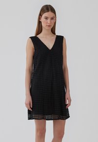 Robe noire sans manches avec un décolleté en V profond, présentant un motif texturé et un ourlet évasé. Fabriquée en tissu léger.