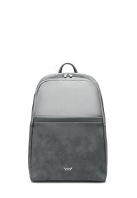 Grauer Rucksack mit glattem Kunstlederboden und strukturiertem Stoffoberteil, ausgestattet mit einem Reißverschluss, gepolsterten Trägern und einer Fronttasche.