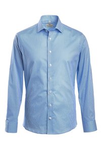 Lichtblauw overhemd met verticale witte strepen, lange mouwen, button-down kraag en knoopsluiting aan de voorkant, gemaakt van een gladde stof.