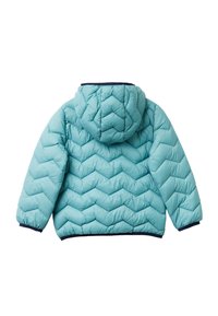 Chaqueta inflable azul claro con capucha. Presenta costura en forma de chevrón, puños elásticos y un ribete azul marino alrededor de la capucha y el dobladillo inferior.