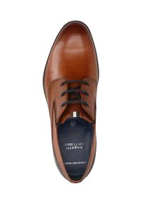 Braune Leder-Schnürschuhe für Herren mit marineblauem Innenfutter und gestreiftem Zugband an der Zunge, von oben betrachtet.