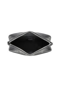Schwarze Strukturledertasche mit einem Reißverschluss öffnung, die ein geräumiges Innenleben mit glattem Futter und dezentem Branding zeigt.