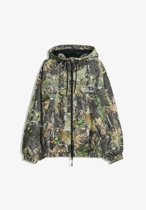 Camouflage vindjakke med bladmønster, frontlynlås, hætte med snørre, elastiske manchetter og "RAWFORM" logo på brystet.