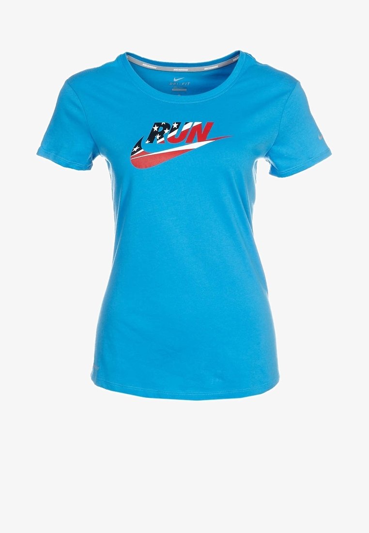 Camiseta de manga corta azul con cuello redondo, que presenta un gran gráfico en rojo y blanco de "RUN" con un diseño en forma de movimiento y estrellas. Fabricada con material que absorbe la humedad.