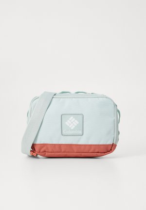 TRAIL TRAVELER™ CROSSBODY BAG UNISEX - Cross body bag - cool green/mars