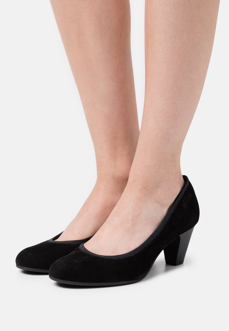 Escarpins noirs en daim à petit talon avec un bout arrondi, une texture lisse et un intérieur rembourré, dotés d'une légère plateforme et d'un talon solide.