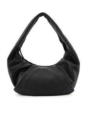 Bolso hobo de cuero negro suave con correa ancha para el hombro y forma caída y redondeada, de pie sobre fondo blanco.