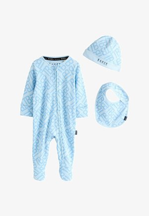 Set neonato azzurro chiaro con body manica lunga con zip, cappellino coordinato e bavaglino con chiusura a scatto, tutti stampati con motivo logo "Baker" ripetuto.