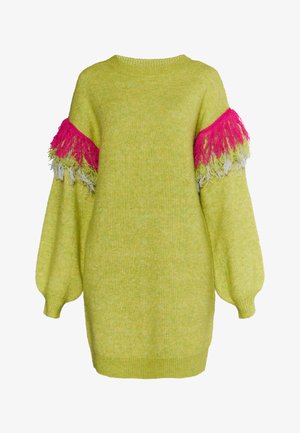 Sötétzöld kötött pulóver texturált anyagból. Túlméretezett ujjakkal rendelkezik, a mandzsettákon rózsaszín és szürke rojtos díszítéssel. Kerek nyakú.