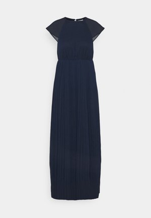 Robe longue bleu marine avec manches courtes en tissu transparent, taille ajustée et jupe plissée, conçue pour une tenue formelle ou de soirée.