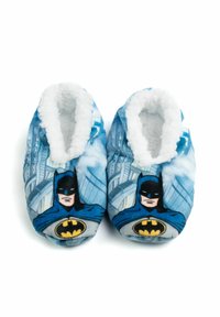 Pantofole blu di Batman con morbida fodera in pelliccia bianca. Presentano un'immagine di Batman all'esterno, progettata in stile cartoon contro uno sfondo cittadino.