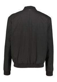 Schwarze Bomberjacke mit geripptem Kragen und Bündchen, versehen mit einer glatten Textur und elastischem Saum. Schlichtes, sauberes Design mit minimalen Details.