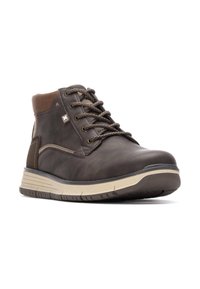Botas de tobillo de cuero marrón con acentos en textil marrón, diseño de cordones, cuello acolchado y suela de goma texturizada con un borde beige.