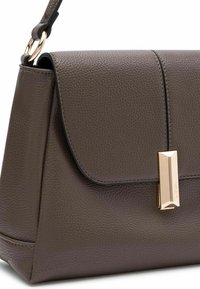 Borsa a tracolla in pelle marrone con finitura texturizzata, dotata di chiusura a pattina, hardware in tonalità oro e forma rettangolare elegante.