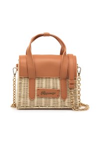 Petit sac à main avec base tissée, rabat en cuir marron clair, poignées, bandoulière chaîne dorée et plaque logo en métal à l'avant.