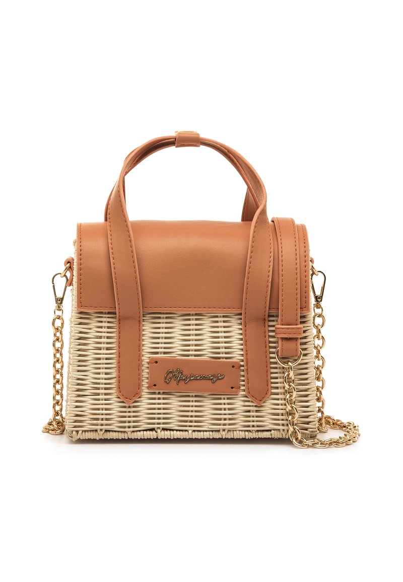 Petit sac à main avec base tissée, rabat en cuir marron clair, poignées, bandoulière chaîne dorée et plaque logo en métal à l'avant.