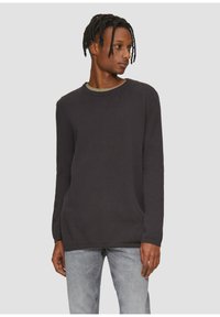 Donkergrijze longsleeve trui met een geribbelde textuur en ronde hals. Heeft een contrasterende lichtgrijze binnenkraag en een rechte zoom.