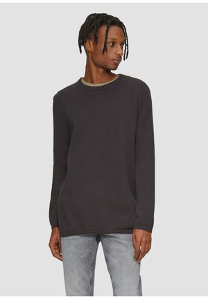 Donkergrijze longsleeve trui met een geribbelde textuur en ronde hals. Heeft een contrasterende lichtgrijze binnenkraag en een rechte zoom.
