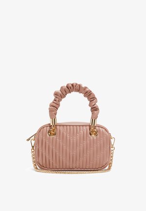 Gequilted roze handtas met een gekreukte handgreep, gouden hardware accenten en een afneembare kettingriem. Voorzien van een ritsafsluiting en een textuurpatroon.