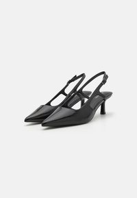 Juodi aukštakulniai slingback batai, pagaminti iš blizgaus odos, su smailiu nosiu, šoninėmis išpjovomis ir siauru kulnu. Yra reguliuojama kulkšnies dirželis.