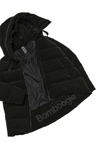 Giacca a vento nera con cappuccio, design trapuntato, zip frontale e il nome del marchio "Bomboogie" stampato in grigio sul bordo inferiore.