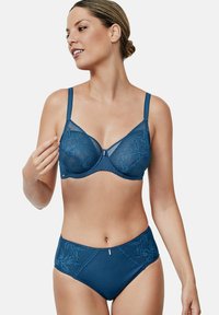 Donkerblauwe kanten bh en bijpassende high-waisted slipset. De bh heeft gestructureerde gaaspanelen en horizontale naden; subtiele bloemenmotieven overal.
