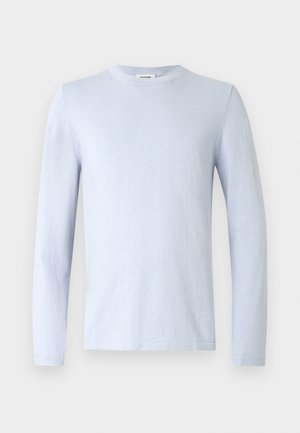 T-shirt azul claro de manga comprida feita de tecido suave com decote redondo e costuras mínimas, apresentando um design simples sem padrões ou acentos.