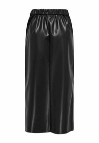 Černá sukně z imitace kůže s elastickým pasem, délka po kolena, hladká textura a minimalistický styl. Žádné viditelné vzory ani akcenty.