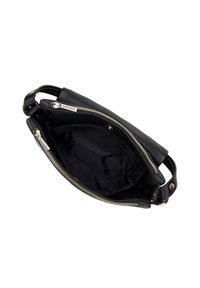 Borsa a mano in pelle nera con finitura texturizzata, chiusura a doppia zip e manico singolo. Interno foderato in tessuto con un sottile motivo a logo.